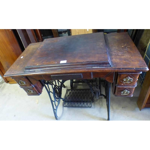 59 - MAHOGANY SINGER SEWING TABLE WITH RETRACTABLE MACHINE AND 5 DRAWERS SERIAL NO J1060216