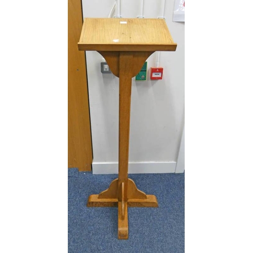 90 - OAK LECTERN ON PEDESTAL WITH 4 SPREADING SUPPORTS, HEIGHT 141CM