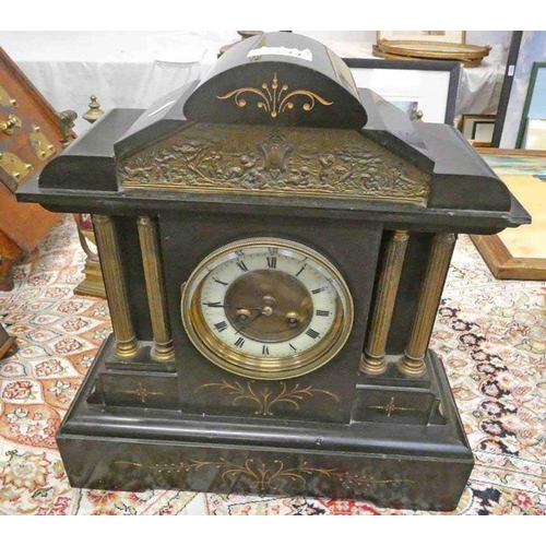 1424 - 19TH CENTURY SLATE MANTLE CLOCK WITH BRASS CORINTHIAN COLUMNS AND PANEL - 37 CM TALL