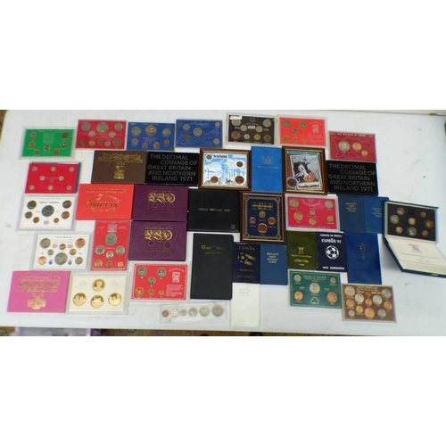 2462 - GOOD SELECTION OF VARIOUS WORLDWIDE COIN SETS TO INCLUDE 2 X 1970, 2 X 1971 AND 1983 UK PROOF COIN S... 