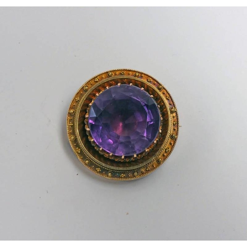 693 - LATE 19TH OR EARLY 20TH CENTURY YELLOW METAL MOUNTED CIRCULAR AMETHYST BROOCH - 3CM DIAMETER, 16.8 G