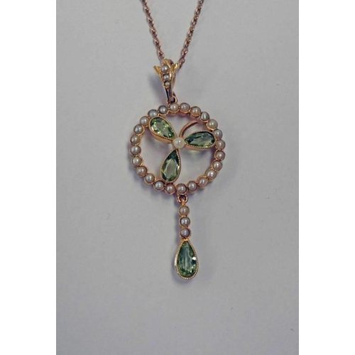 694 - EARLY 20TH CENTURY 15CT GOLD PERIDOT & PEARL PENDANT, THE 3 PEARL SHAPED PERIDOTS SET AS A SHAMROCK ... 