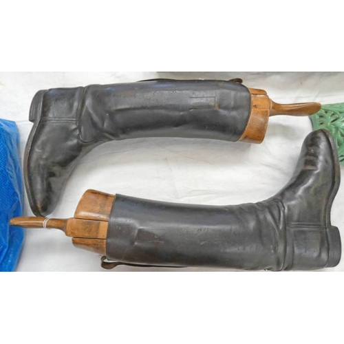 1138 - PAIR OF LEATHER RIDING BOOTS WITH WOODEN STRETCHERS