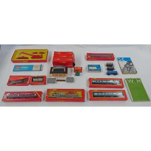 2332 - SELECTION OF OO GAUGE ROLLING STOCK FROM HORNBY & MAINLINE INCLUDING BLUE CIRCLE CEMENT WAGON, CAR T... 