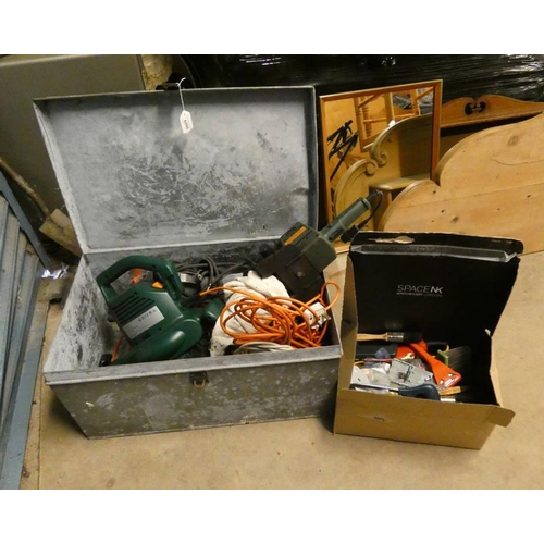 6096 - PERFORMANCE ELECTRIC LEAF BLOWER, BLACK & DECKER ELECTRIC HEDGE TRIMMER, VARIOUS TOOL IN BOX, ETC