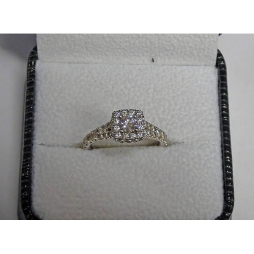 9 - PLATINUM SET DIAMOND CLUSTER RING, THE PRINCIPAL DIAMOND APPROX 0.33 CARATS, G COLOUR & Vs2 CLARITY ... 