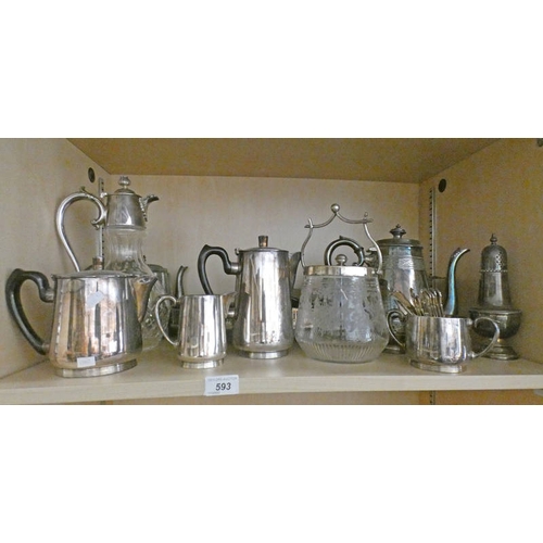 593 - SELECTION OF SILVER PLATED WARE INCLUDING TEAWARE, JUG, TEASPOONS, ETC ON ONE SHELF