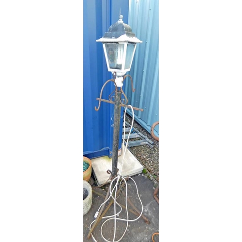 6055 - WROUGHT METAL GARDEN LAMP  165 CM TALL