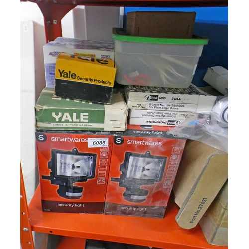 6086 - 4 SECURITY LIGHTS & 2 NIGHT EYES, ETC