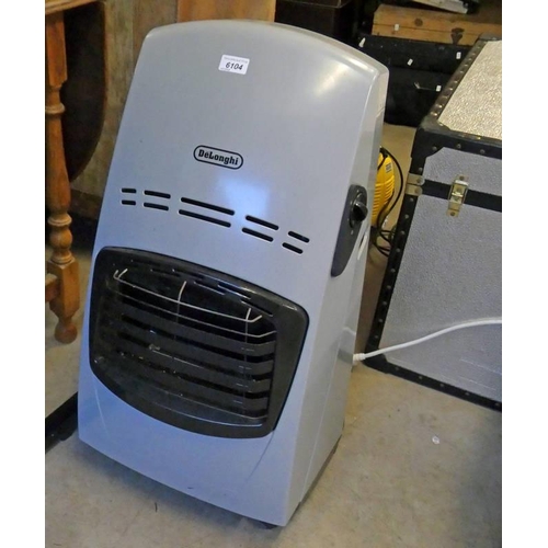 6104 - DELONGHI GAS HEATER (NO GAS CAN)