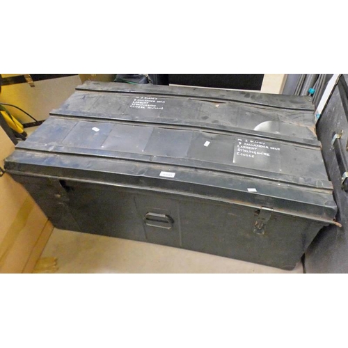 6105 - METAL TRUNK