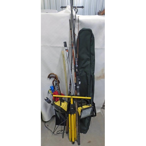 6109 - VARIOUS FISHING RODS WITH FISHING BAG & OUTDOOR LIGHTS, ETC