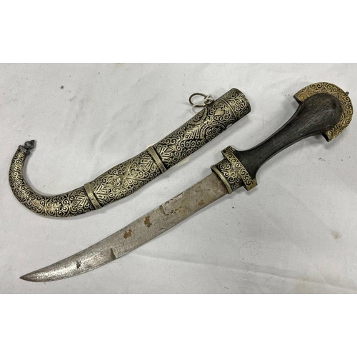 1560 - JAMBIYA WITH 22 CM LONG SLIGHTLY CURVED BLADE, WITH ITS WHITE METAL MOUNTS AND SCABBARD