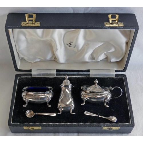 272 - SILVER 3-PIECE CRUET SET WITH BLUE GLASS LINERS IN FITTED CASE - 100G WEIGHABLE SILVER