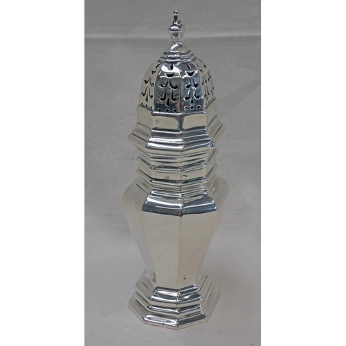 370 - SILVER SUGAR SHAKER WITH PIERCED DESIGN ON LID 16 CM TALL, LONDON 1917  121 GRAMS