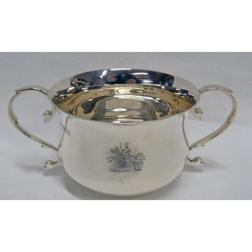 377 - SILVER 2-HANDLED DISH WITH SCROLL HANDLES, LONDON 1900 - 15CM WIDE, 165G