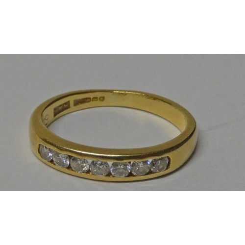 391 - 18CT GOLD DIAMOND SET 7-STONE RING - 2.5G