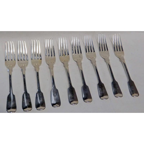 404 - SET OF 9 GEORGE IV SILVER FIDDLE PATTERN FORKS BY THOMAS DICKS, LONDON 1823 - 420G