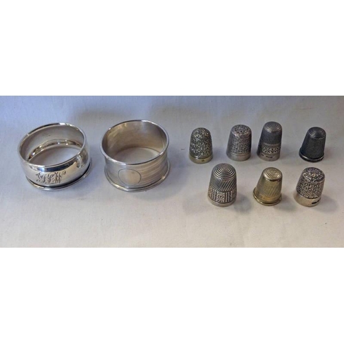 406 - 2 SILVER NAPKIN RINGS, 3 SILVER THIMBLES & 4 OTHERS - 32 G WEIGHABLE SILVER