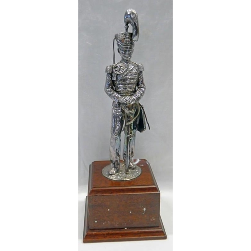 418 - SILVER STATUE OF A 19TH CENTURY MILITARY OFFICER ON A WOODEN PLINTH, LONDON 2003 - 32CM TALL OVERALL