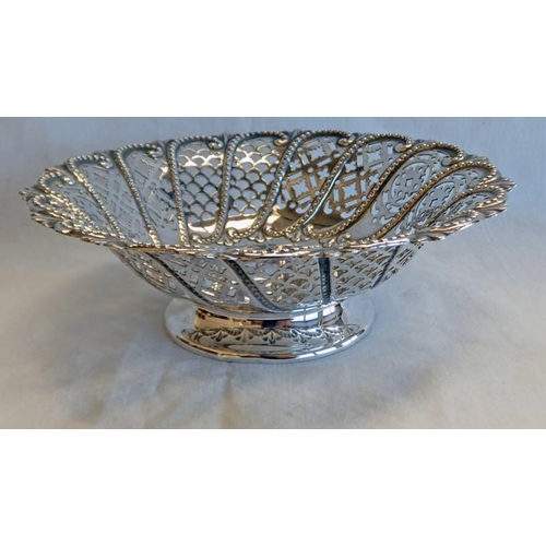 421 - SILVER CIRCULAR PEDESTAL BOWL WITH PIERCED DECORATION, SHEFFIELD 1896 - 16CM DIAMETER, 135G