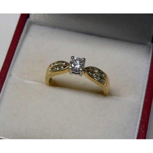 428 - 18 CT GOLD DIAMOND SET RING WITH DIAMOND SET SHOULDERS, APPROX 0.25 CARATS