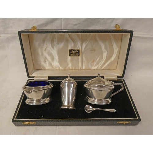 430 - CASED ART DECO SILVER 3 PIECE CRUET SET WITH BLUE GLASS LINERS, BIRMINGHAM 1937 - 110 G WEIGHABLE SI... 