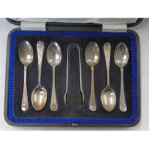 468 - CASED SET OF 6 SILVER TEASPOONS & SUGAR TONGS WITH ENGRAVED DECORATION, SHEFFIELD 1916 - 90 G