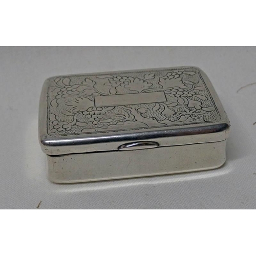 469 - 19TH CENTURY CHINESE SILVER SNUFF BOX WITH FOLIATE DECORATION & 2-CHARACTER MARK - 5.2CM WIDE