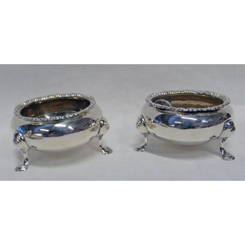 476 - PAIR OF SILVER CIRCULAR SALTS WITH GILT INTERIOR ON 3 PAD FEET, LONDON 1899 - 115G