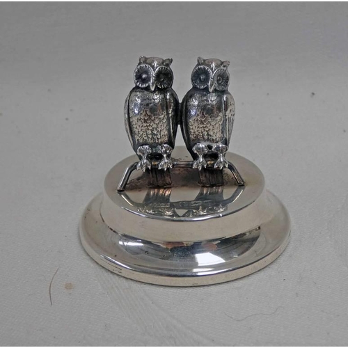 480 - SILVER TWIN OWL MENU HOLDER ON CIRCULAR BASE BY LEVI & SALAMAN, BIRMINGHAM 1905