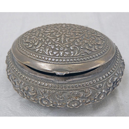 485 - INDIAN WHITE METAL OVAL SNUFF BOX DECORATED WITH FLOWERS -  8 CM WIDE