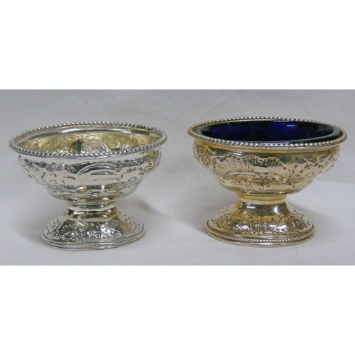 487 - PAIR OF GEORGE III SILVER PEDESTAL OVAL SALTS WITH 1 BLUE GLASS LINER, LONDON 1783