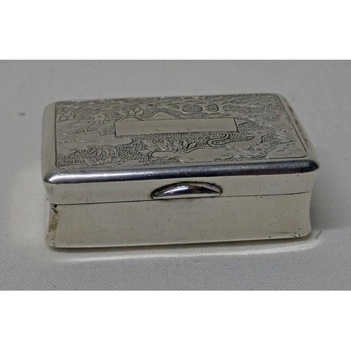 499 - 19TH CENTURY CHINESE SILVER SNUFF BOX WITH FOLIATE DECORATION & 2-CHARACTER MARK - 5.2CM WIDE