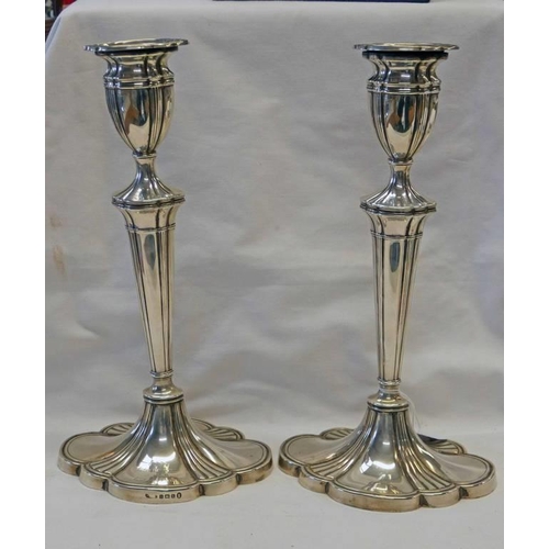 505 - PAIR OF SILVER CANDLESTICKS ON SHAPED OVAL BASES, BIRMINGHAM 1934 - 30CM TALL, 810G