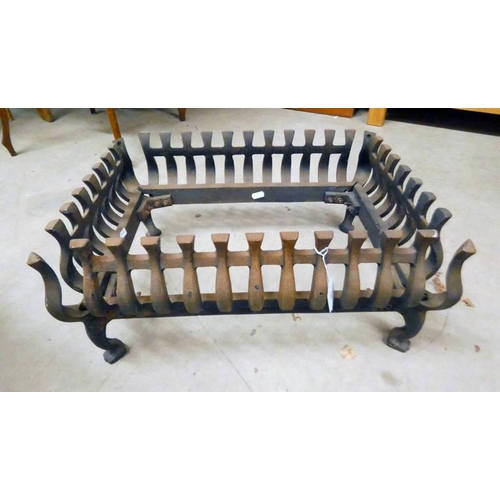 5135 - CAST IRON FIRE GRATE ON PAW FEET 50CM LONG