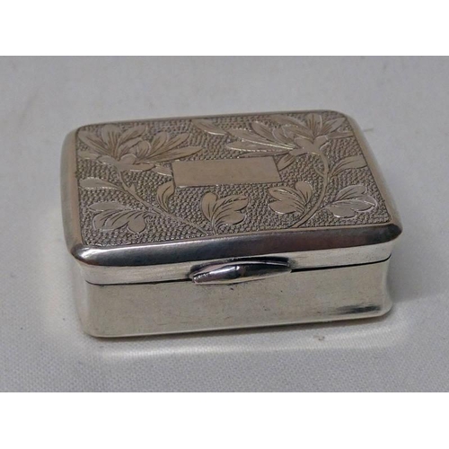 519 - 19TH CENTURY CHINESE SILVER SNUFF BOX WITH FOLIATE DECORATION & 2-CHARACTER MARK - 4.5CM WIDE