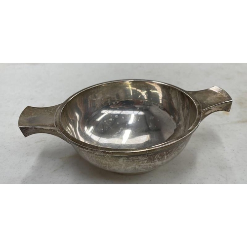 527 - SILVER QUAICH BY THE GOLDSMITHS & SILVERSMITHS CO, LONDON 1937 - 285 G