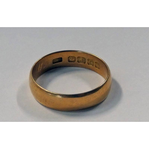 532 - 18CT GOLD WEDDING BAND - RING SIZE Q - 4.2 G