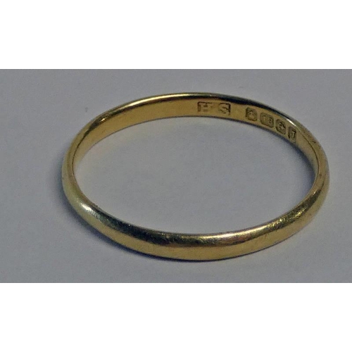 545 - 18CT GOLD WEDDING BAND - RING SIZE O, 1.6 G