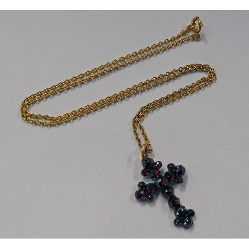 547 - 19TH CENTURY GARNET SET CROSS PENDANT ON A 9CT GOLD CHAIN NECKLACE. CHAIN 3.2 G, CROSS 3 CM LONG