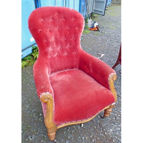 5500 - 19TH CENTURY WALNUT FRAMED BUTTON BACK GENTLEMAN'S ARMCHAIR ON TURNED SUPPORTS