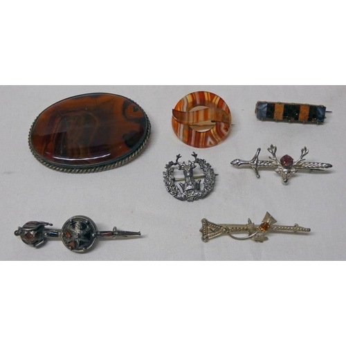 551 - GORDON HIGHLANDERS WHITE METAL BROOCH, OVAL BANDED AGATE BROOCH, AGATE SET KILT PIN & 4 OTHER BROOCH... 