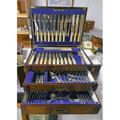 552 - MAHOGANY TABLE TOP CANTEEN CABINET WITH LIFT UP TOP AND 2 DRAWERS WITH SILVER PLATED CUTLERY