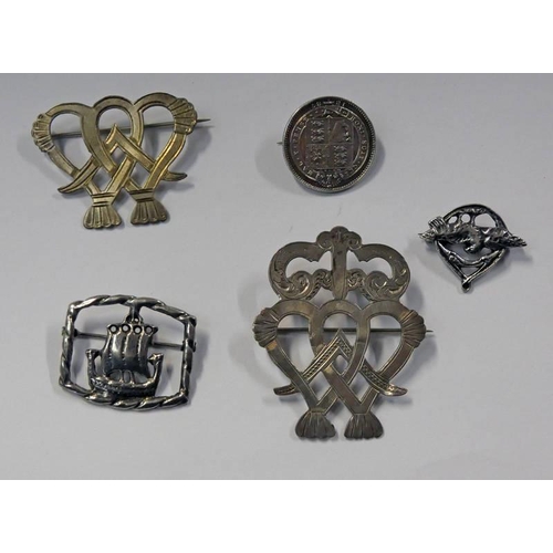 554 - 2 LUCKENBOOTH BROOCHES, 2 SILVER CELTIC DESIGN BROOCHES AND ONE OTHER