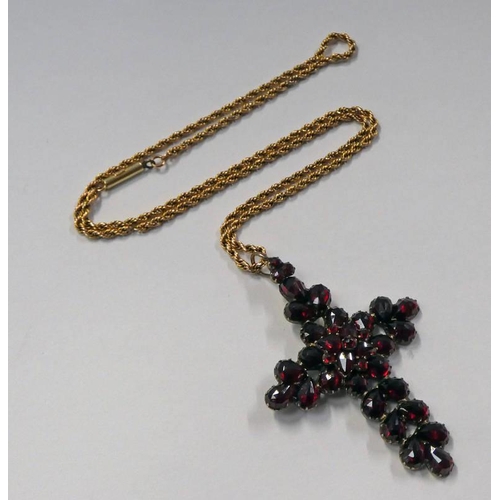 555 - 19TH CENTURY GARNET CROSS PENDANT ON A 9CT GOLD CHAIN NECKLACE. CHAIN 3.5 G, CROSS  5 CM LONG