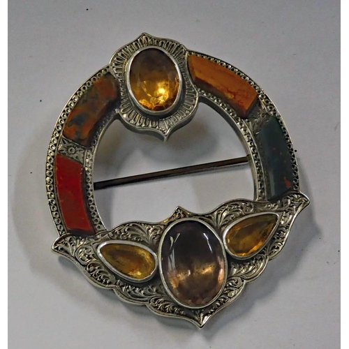 556 - 19TH CENTURY SCOTTISH SILVER AGATE & GEM SET PLAID BROOCH - 5CM WIDE