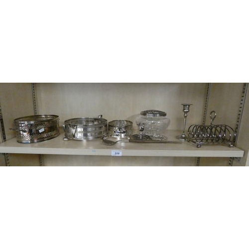 558 - SELECTION OF SILVER PLATED WARE INCLUDING 7-BAR TOAST RACK, CANDLESTICK, ETC ON 1 SHELF