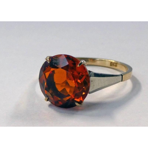 570 - 9CT GOLD ORANGE CITRINE SET RING - 2.1 G