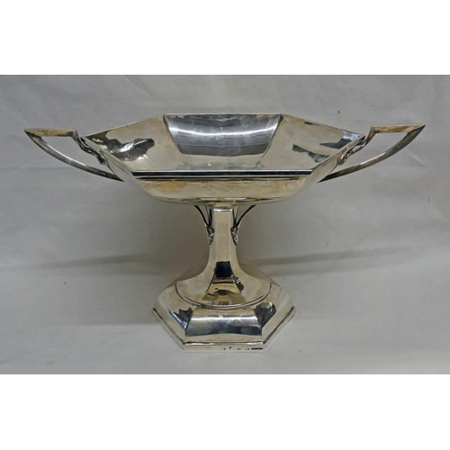 572 - SILVER TWIN HANDLED TAZZA BY WALKER & HALL, SHEFFIELD 1911 - 31 CM WIDE, 665 G